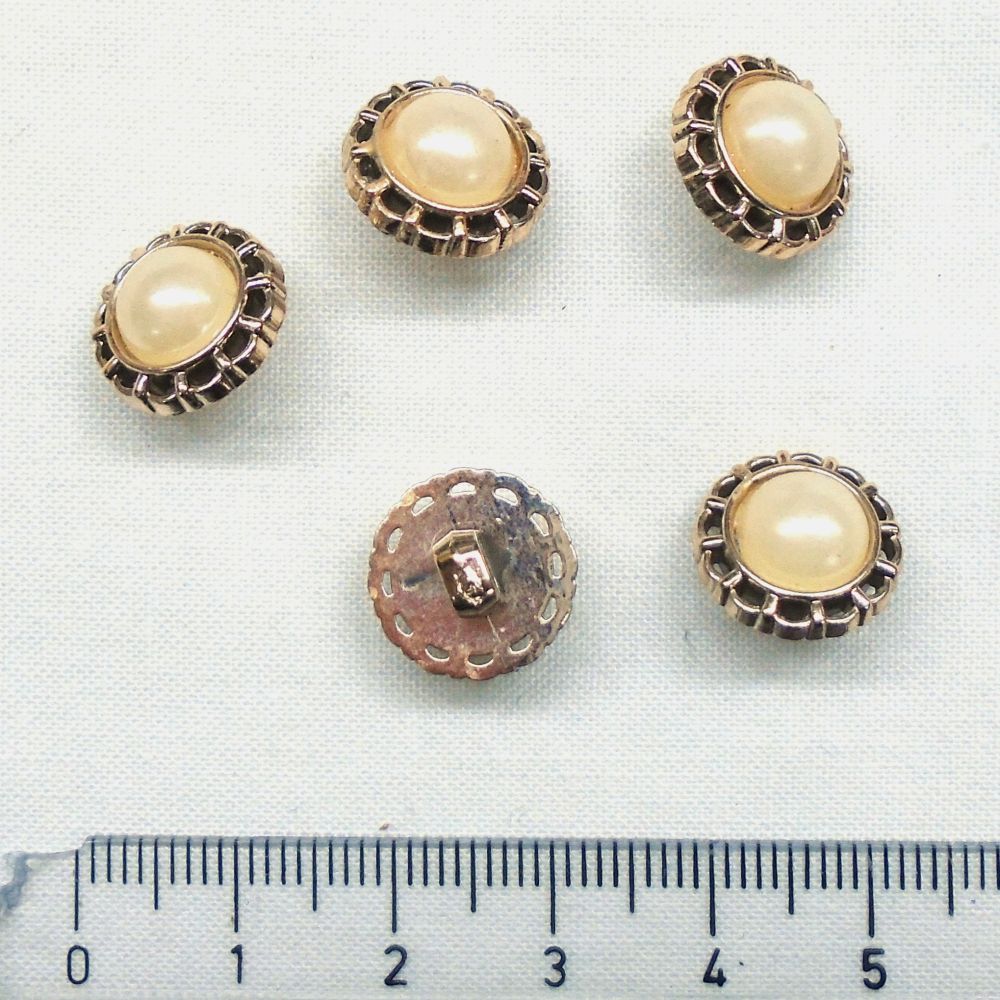 Plastový knoflík pokovený 057